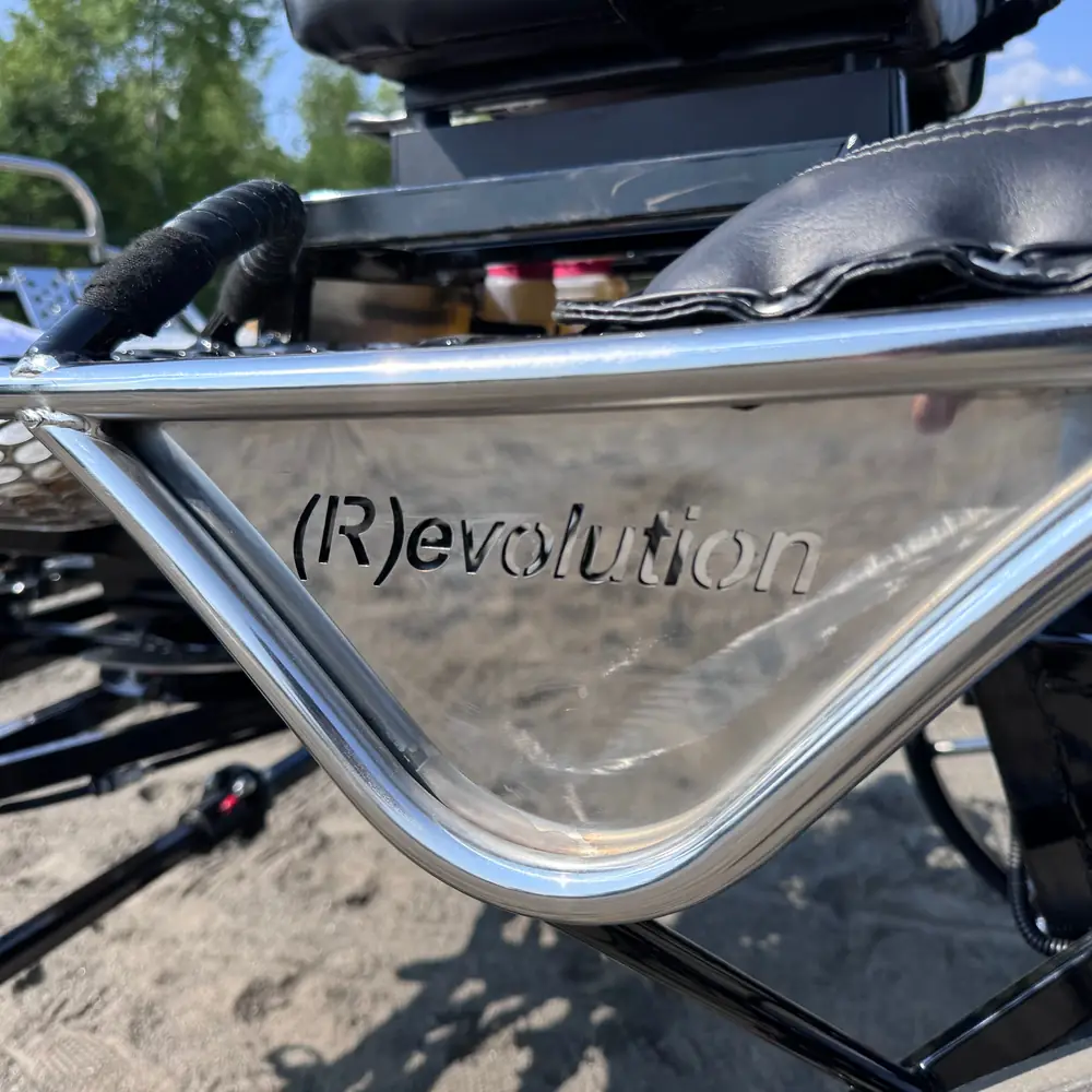 Inscription Revolution sur la caisse d’une voiture marathon POJ-KON